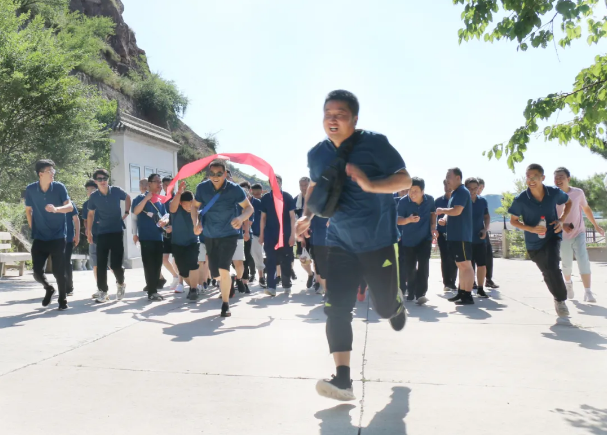 增強團隊合力 展示泓源風采 ——泓源公司開展登山比賽活動(圖3)