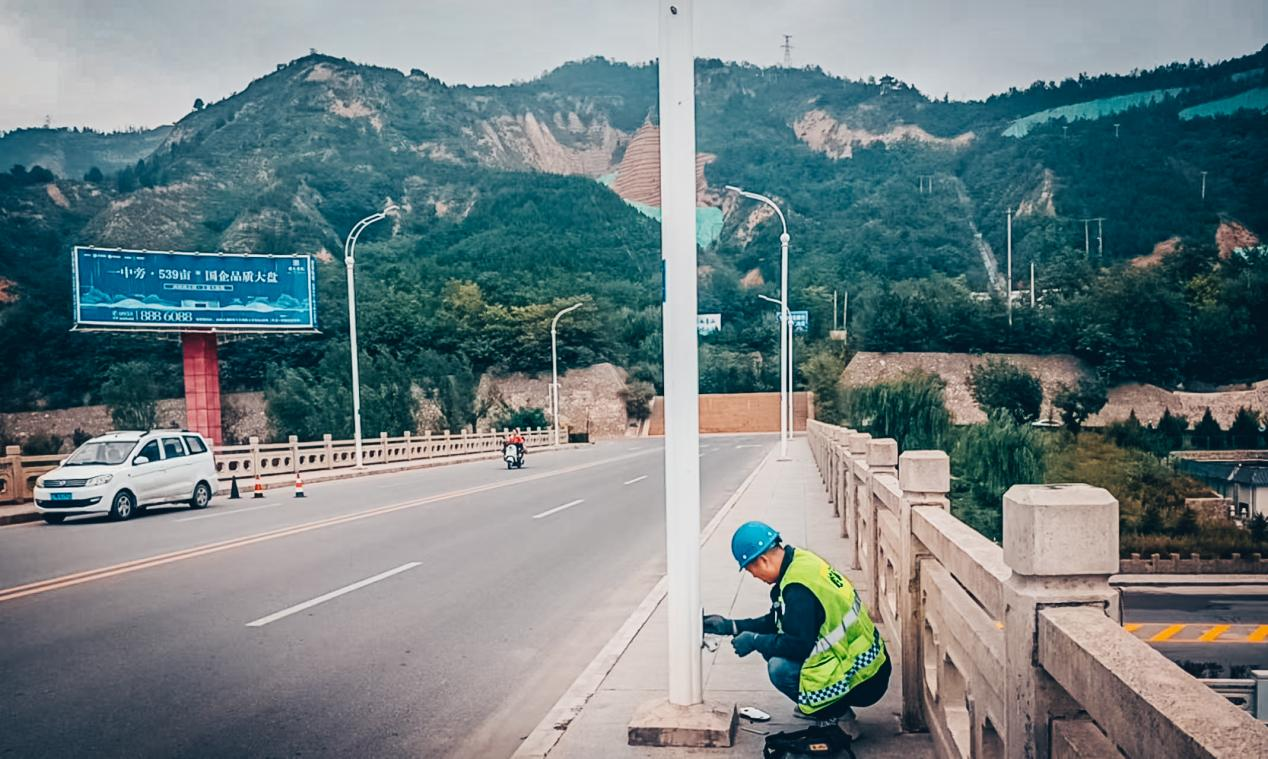 市產(chǎn)投集團工程建設(shè)公司多措并舉做好元宵佳節(jié)路燈維護暨節(jié)日氛圍營造工作(圖1)